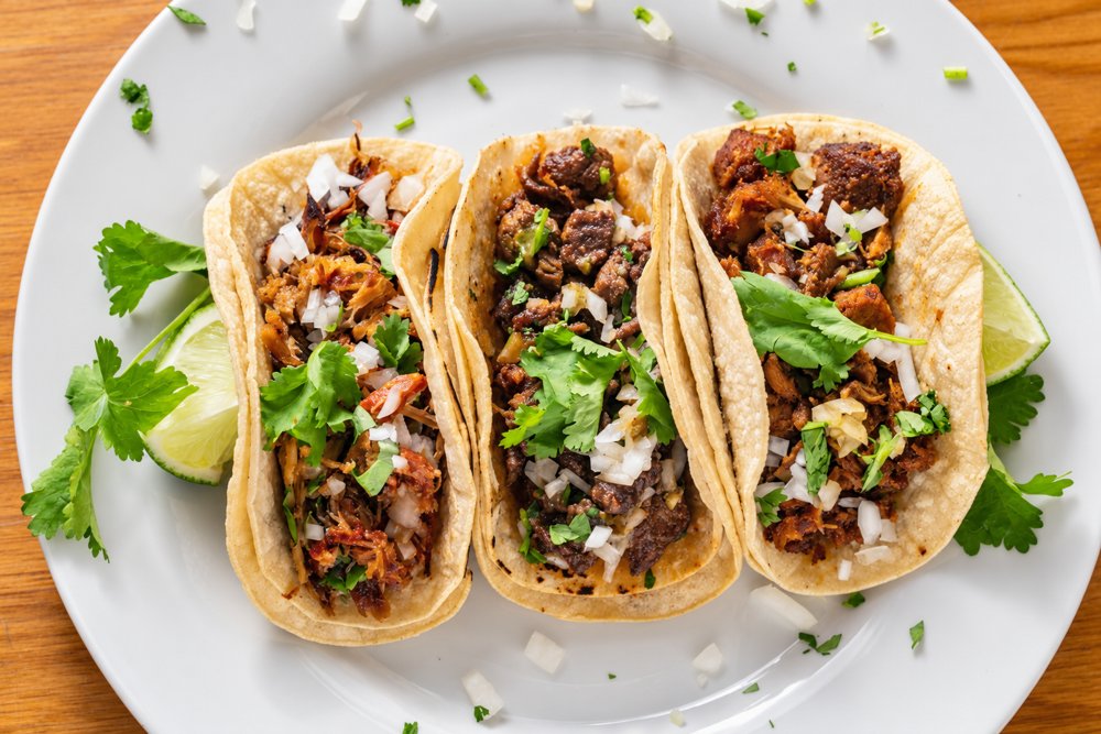 Los mismos tres tacos con mejor luz, colores naturales y más nitidez